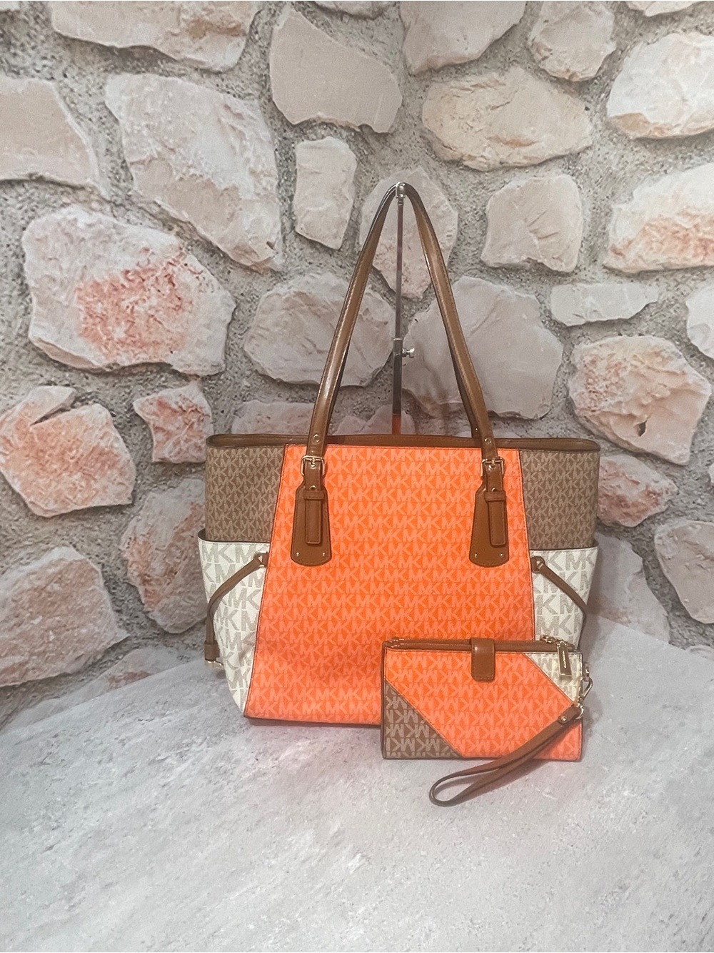 Michael Kors Voyager Orange Colorblock Tote & Matching Wallet Clementine - Picture 3 of 12